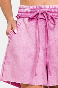 Shorts de moda para mujer con material transpirable y corte moderno, ideales para días de playa y aventuras al aire libre. - Product Image 5