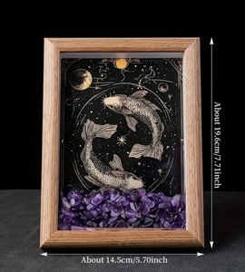 Marco de fotos con piedras naturales trituradas y los signos del zodiaco, con el signo de Piscis y fragmentos de cristal de amatista púrpura. - Product Image 1