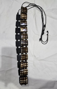 Ceinture géométrique en résine faite à la main avec motif diamant noir et marron, bijoux d'art populaire d'Inde par Arif Handicrafts. - Product Image 3