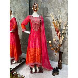 Conjunto de Salwar Kameez de Seda de Diseñador para Fiesta: Top, Pantalón y Dupatta - Product Image 2