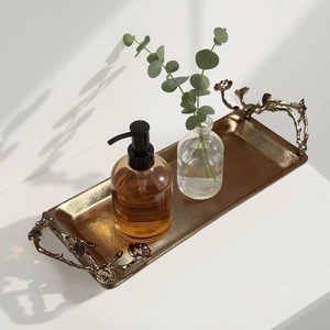 Plateau de toilette élégant en aluminium doré de la collection Vintage Rose avec poignées sculptées en forme de branche florale - Product Image 2