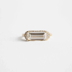 Anillo de Moissanita con Corte Baguette Inspirado en el Estilo Vintage, Personalizado, Horizontal, con Pavé, Halo Oculto y Baño de Rodio - Product Image 1