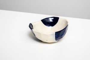 Bol à soupe artisanal en céramique peint à la main, motif géométrique abstrait audacieux, finition émaillée résistante à la chaleur pour un attrait moderne à la table - Product Image 2