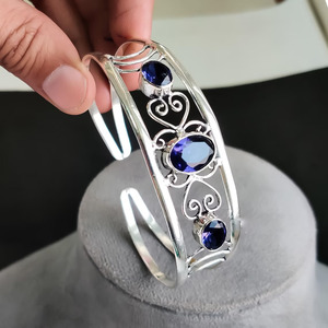 Bracelet manchette ajustable en argent 925 avec topaze bleue naturelle, bijou artisanal en pierres précieuses, bracelet élégant et distinctif - Product Image 3