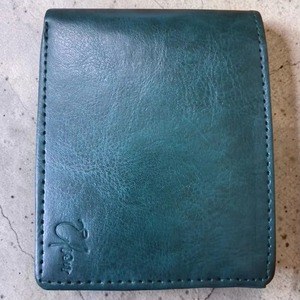 Portefeuille bifold en cuir vegan vert Elion pour homme, fin et minimaliste, grande capacité de 5 pouces, motif lettres, fermeture ouverte - Product Image 1