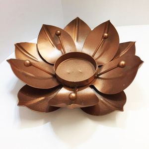 Pieza decorativa que combina la elegancia moderna y atemporal con un toque metálico, el portavelas realza el encanto de tu espacio. - Product Image 1