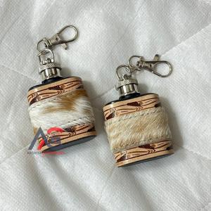 Mini botella de bolsillo de cuero genuino con diseño de piel de vaca estilo occidental, nueva, linda y grabada, ideal como regalo. - Product Image 1