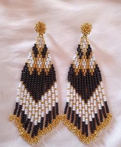 Boucles d'oreilles en perles de verre vintage pour un style de bijouterie d'inspiration classique offrant un charme intemporel et un savoir-faire décoratif - Product Image 1