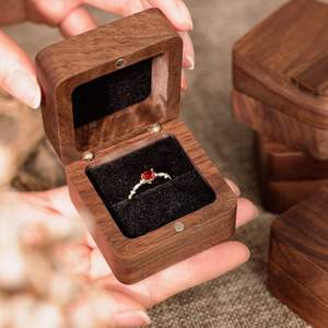 Boîte à bagues en bois artisanale traditionnelle avec finition lisse et design intemporel, boîte à bagues en bois naturel pour le rangement de bijoux sur table - Product Image 6