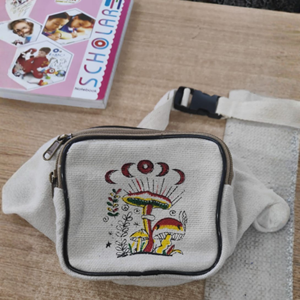 Sac bandoulière brodé d'art populaire avec compartiment principal zippé, sangle réglable et sacs fourre-tout pour femmes faits à la main et artistiques - Product Image 1