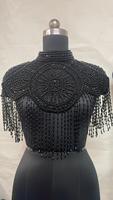 Robe de soirée formelle noire vintage à franges perlées, coupe droite, respirante, taille naturelle, col montant, avec cape aux épaules pour femme