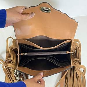 Bolso de mano floral de cuero genuino hecho a mano estilo western, bolso cruzado mini con flecos de cuero vacuno auténtico al por mayor para mujer - Product Image 6