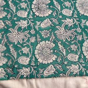Tela de Algodón Estampada a Mano con Diseño Floral Verde y Blanco, Tela de Algodón con Estampado Jaipuri Hecho a Mano en India, Patrón Botánico - Product Image 3
