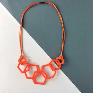 Collier géométrique rond en résine orange, unisexe, tendance, perles faites à la main, bijoux pour fête et mariage - Product Image 5