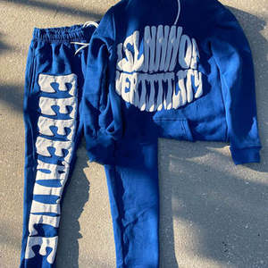 Survêtement unisexe personnalisé avec impression en relief, style streetwear, comprenant un sweat à capuche court à ourlet brut et un pantalon de survêtement évasé pour homme - Product Image 5