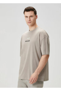 เสื้อยืดโอเวอร์ไซส์สตรีทแวร์ผู้ชาย พิมพ์โลโก้ตามสั่ง ผ้าฝ้ายแท้ 100% ทรงหลวม ไหล่ตก สีกากี เนื้อผ้าหนา แขนปกติ กันยับ - Product Image 3