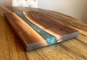 Planche à découper élégante en bois et résine époxy pour maisons modernes, artisanale, durable, pour cuisine - Product Image 2