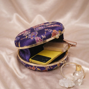 Pochette ronde brodée de fleurs violettes avec des paillettes et des broderies - Product Image 3