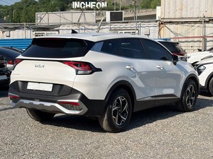 SUV Sportage d'occasion blanc propre 2022, automatique, taille moyenne, 5 portes, véhicule utilitaire sport avec moteur turbo essence économique - Product Image 2