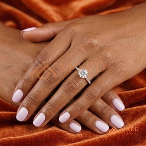 Anillo de Diamante Moissanite Más Vendido, Plata de Ley 925, Diseño de Diamante Cultivado en Laboratorio para Mujer, Disponible a Precio con Descuento - Product Image 2