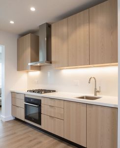 Juego de Gabinetes de Cocina Modernos de Melamina Negra con Diseño de Madera y Isla para Proyecto de Villa - Product Image 3