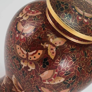 Urne funéraire en métal cloisonné bordeaux avec motif de jardin et papillon flottant, bordure dorée, pour cendres commémoratives - Product Image 4