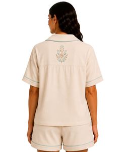 Ensemble de pyjama d'été beige personnalisé pour femme, manches courtes, boutonné, vêtement de nuit doux et respirant, ensemble de détente avec passepoil contrastant - Product Image 2