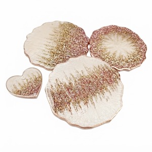 Juego de posavasos de resina de lujo con geodas rosas al por mayor, tapete irregular redondo de ágata personalizado con copos de lámina dorada para bodas y fiestas de lujo - Product Image 4