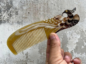 Peigne traditionnel en corne de bœuf, accessoire de soin des cheveux antistatique, fabriqué à la main, pour la relaxation du cuir chevelu, conception à dents fines pour un toilettage en douceur - Product Image 2