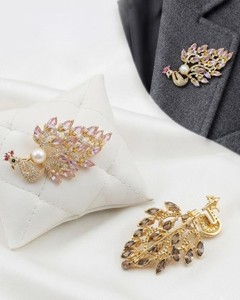 Broche tendance ethnique plaquée or avec pierres de cristal paon et zircon, épinglette bijou pour femmes et hommes, idéale pour les tenues de soirée - Product Image 2