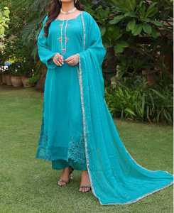 Ensemble shalwar kameez 3 pièces en chiffon traditionnel de haute qualité pour femmes, avec châle brodé pour mariage et fête - Product Image 3