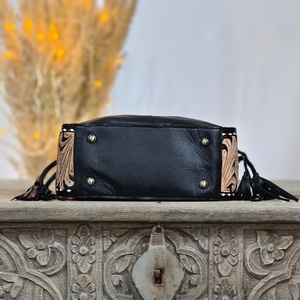 Bolso de hombro impermeable de cuero genuino estilo bohemio con estampado de piel de vaca, decoración de borlas y estilo bandolera para mujer. - Product Image 6