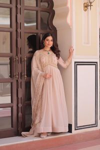 ชุดเดรสงานแต่งงานแบบ Anarkali สำหรับผู้หญิงรุ่นล่าสุด ตกแต่งด้วยผ้าจอร์เจตต์ลายดาว ประดับด้วยลูกปัดและงานปักดิ้นเลื่อม พร้อมผ้าคลุมไหล่ - Product Image 4