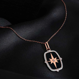 Collier pendentif bouclier diamant émail noir avec boussole étoile polaire - Product Image 3