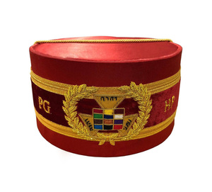 Corona de terciopelo rojo de lujo para el Gran Sacerdote del Arco Real, con escudo bordado multicolor, para ceremonias. - Product Image 1