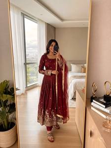 Ensemble indien pakistanais en velours bordeaux brodé Anarkali Salwar Kameez Dupatta pour mariage et festivals - Product Image 2