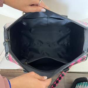 Bolsa de Viaje de Cuero Vacuno Hecha a Mano con Diseño a Cuadros, Estilo Moderno y Popular, para la Expo de Marzo 2026, Bolsa de Lujo para Unisex - Product Image 6