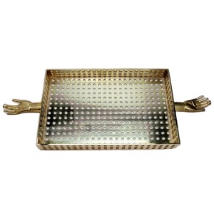 Bandeja de Metal perforada de oro única con asas en forma de mano Plato decorativo plato elegante acento elegante decoración del hogar regalo - Product Image 1