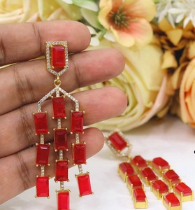 Boucles d'oreilles pendantes en laiton plaqué or de qualité supérieure, tendance et glamour, avec double zircon CZ, pour femmes, pour les soirées et les occasions spéciales - Product Image 3