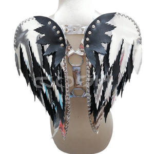 Disfraces de Halloween: Arnés de alas de plumas metálicas doradas y negras, arnés de cuerpo de piel sintética multicapa con tachuelas doradas - Product Image 2