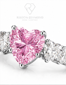 Bague de fiançailles romantique en or blanc 18 carats avec diamant rose en forme de cœur, trois pierres, accentuations latérales taille poire cultivées en laboratoire, bijoux de luxe - Product Image 4