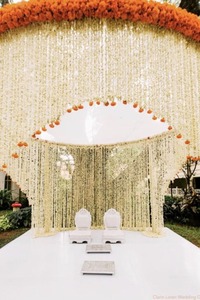 Guirlandes suspendues classiques indiennes en plastique, faits main, écologiques, avec jasmin blanc, orange et marguerite, pour décoration florale de plafond de mariage - Product Image 2