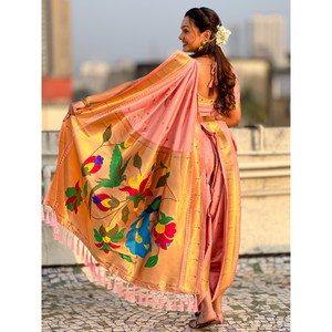 ผ้าส่าหรีเนื้อผ้าไหมนุ่มสีชมพูอ่อนแบบนาวารี ปาธานี สำหรับงานแต่งงาน  ชุดอินเดียและปากีสถาน  ลายปักดิ้นทอง  ลายจุด  พร้อมผ้าคลุมไหล่ลายนกยูง - Product Image 2