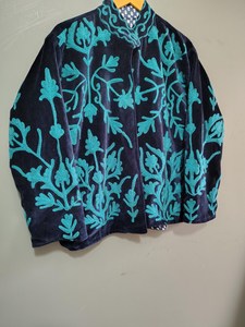 เสื้อแจ็คเก็ตกำมะหยี่ปักมือสุดหรู สีน้ำเงิน ลายดอกไม้แบบแคชเมียร์ เสื้อโค้ทสไตล์โบโฮสำหรับผู้หญิง เสื้อคลุมฤดูหนาวสำหรับผู้หญิง - Product Image 4
