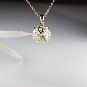 Cadena de Eslabones Solitarios con un Cristal Redondo Grande en un Diseño Único y una Impresionante Filigrana Inspirada en un Loto Debajo de la Galería - Product Image 3