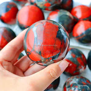 Sphère de cristal sculptée en pierre de sang africaine naturelle, pierre de guérison pour la décoration intérieure Feng Shui et l'amour - Product Image 6