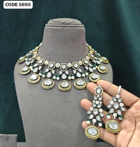 ชุดสร้อยคอแบบโชคเกอร์ Kundan ชุบทองหรูหรา ประดับเพชร Polki สไตล์อเมริกัน โทนสีทอง เหมาะสำหรับงานแต่งงาน งานเลี้ยง และโอกาสพิเศษสำหรับผู้หญิง - Product Image 2