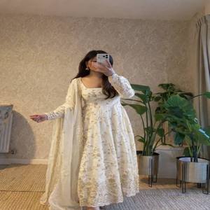 Vestido de Fiesta VASTRA COTTAGE Fandy de Seda Bordado con Lentejuelas, Dupatta y Pantalón a Juego, Completamente Cosido - Product Image 1