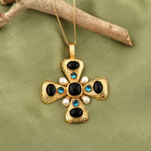 Joyería ligera de ónix negro con colgante de cruz y circonitas, con dijes de perlas, cadena de latón macizo chapada en oro de 18k. - Product Image 6
