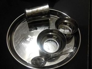Ensemble de thali en acier inoxydable de qualité supérieure avec design floral gravé, assiette à dîner, bols, verre et cuillère pour usage domestique et mariage. - Product Image 1